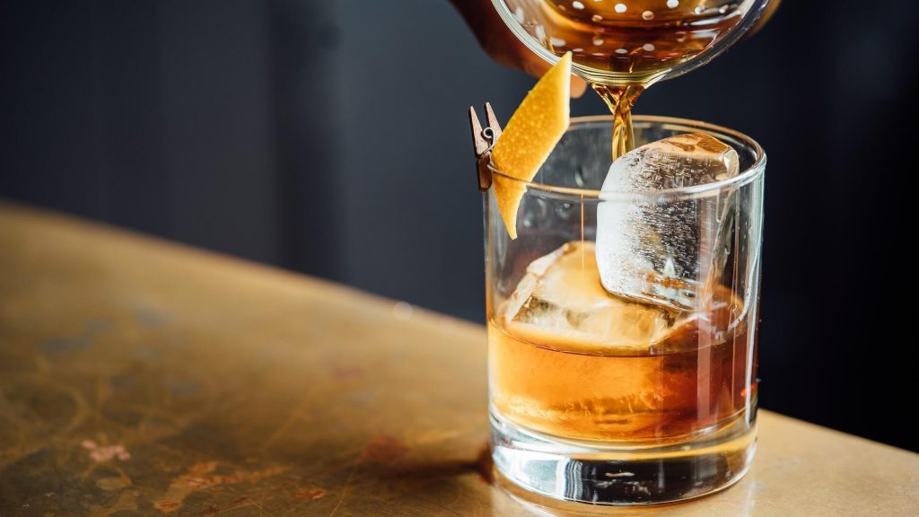 A tantalizing cocktail infused with the rich sweetness of maple syrup.